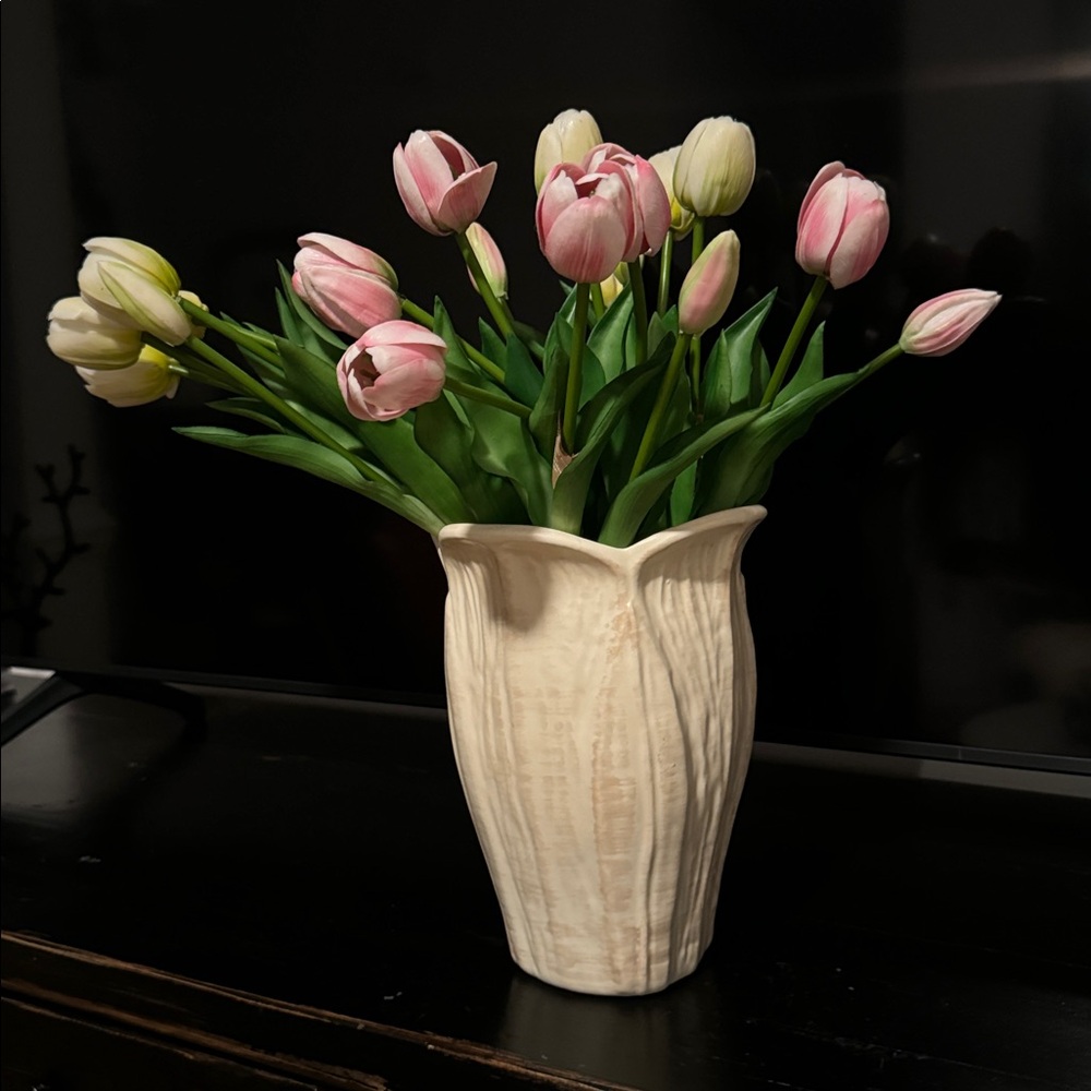 Vintage 90's Haeger Raised Leaf Pattern Tulip Vase 9" x 6.75"